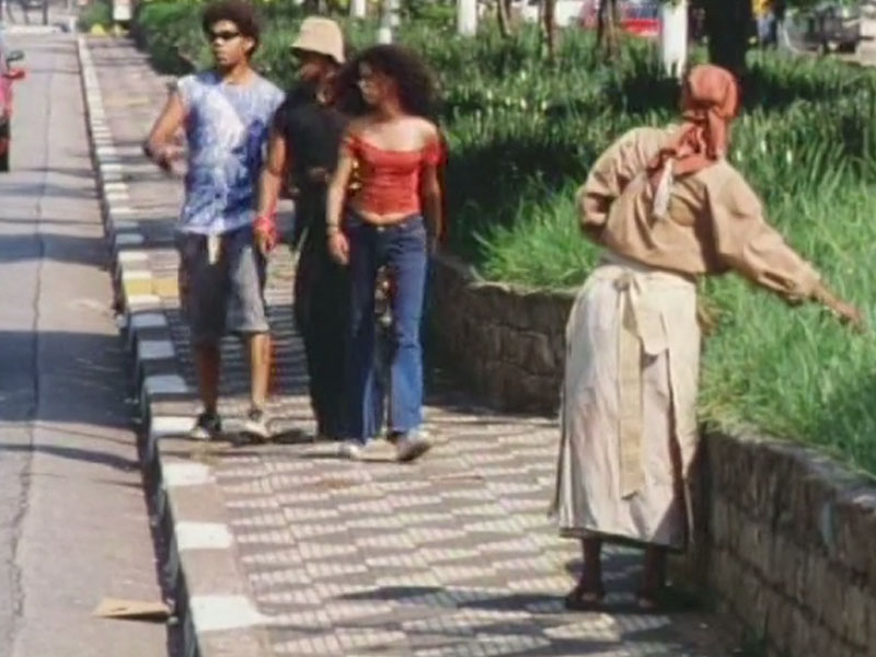 Distraída para a morte (2001) Direção: Jeferson De